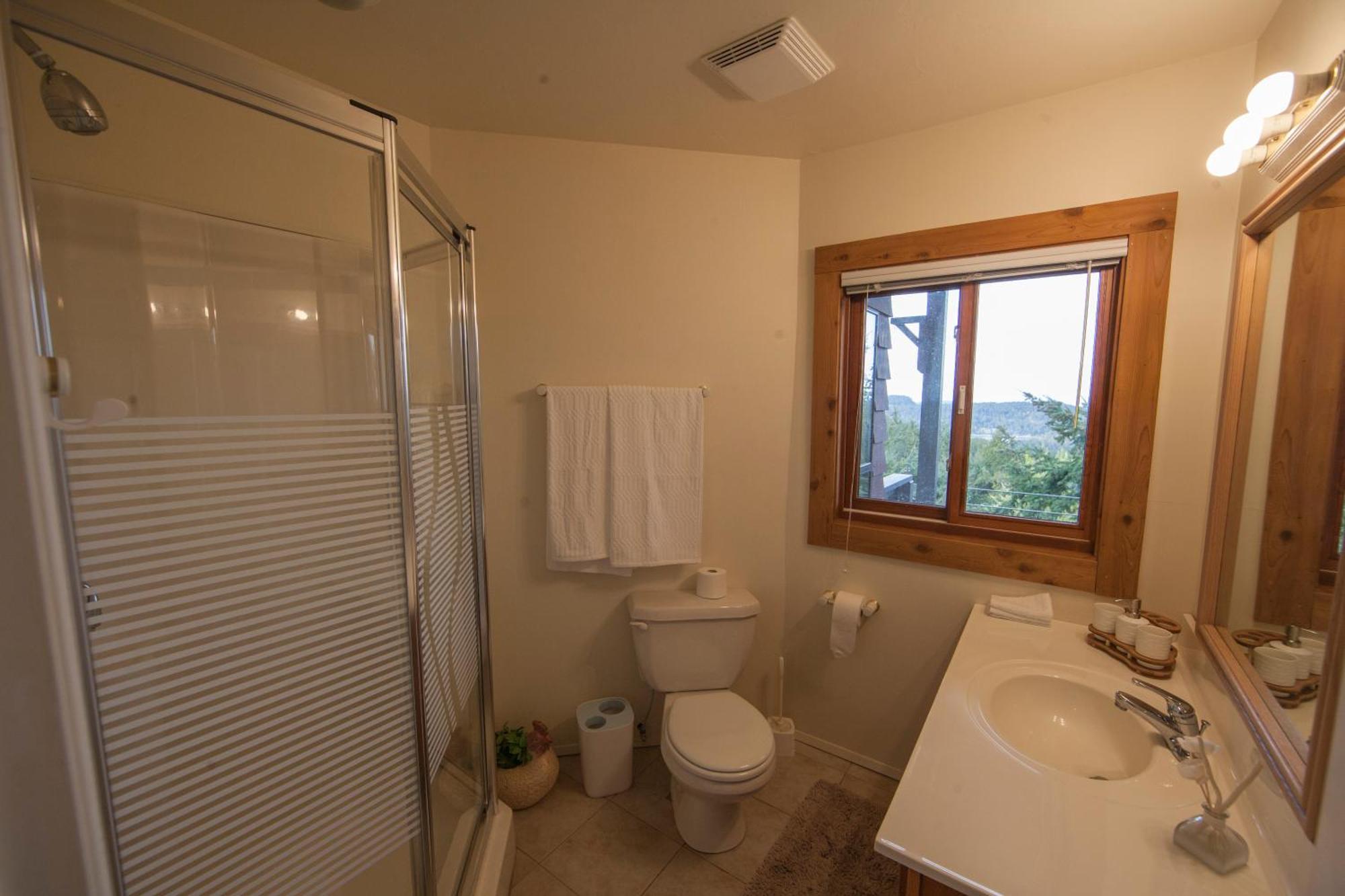 Shangri-La Oceanfront Vacation Home Bedwell Harbour Rom bilde